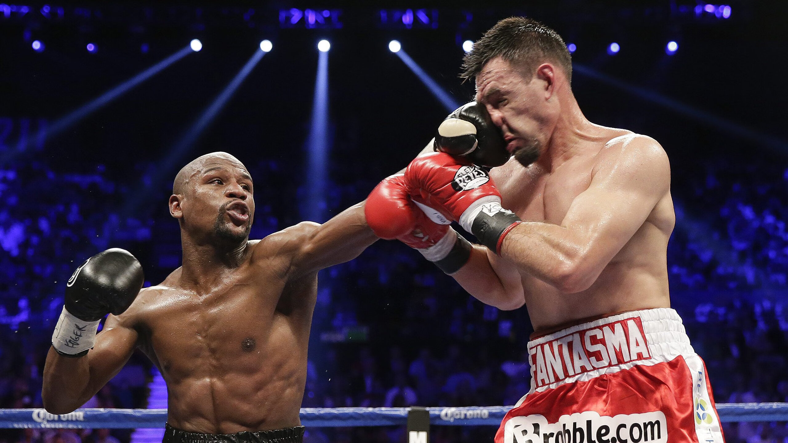 城市写字楼午休瑜伽快闪 营造职场运动新风尚